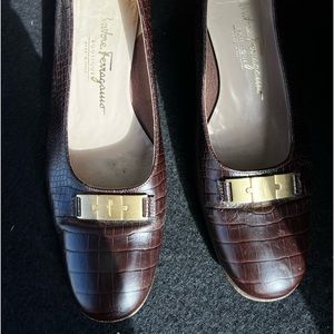 FERRAGAMO Brown Crocodile Leather Pumps Shoes Size 9 Used